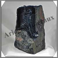 CHOUETTE - DUMORTIERITE - 135x90x85 mm - 1500 grammes - A001